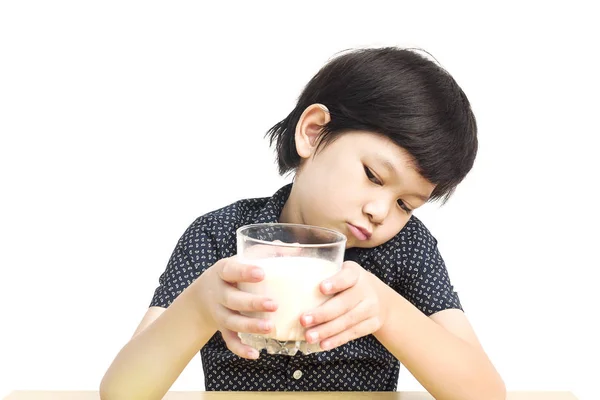 白い背景の上に牛乳を飲んで嫌いな発現を示すアジアの少年 — ストック写真