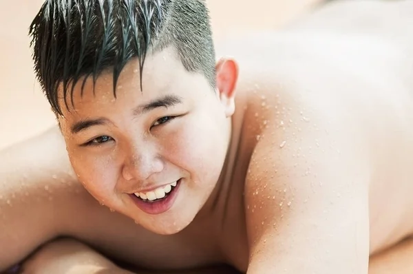 Een Jongen Speelt Graag Met Gespoten Water Tijdens Hete Seizoen — Stockfoto