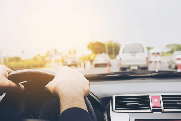 Hombre Conduciendo Coche Carretera Tráfico Los Países Derecha Conducción — Foto de Stock