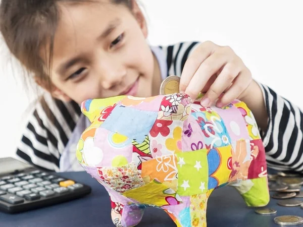 Азіатських Kid Вкладає Гроші Банк Барвисті Piggy Монета Калькулятором Дерев — стокове фото