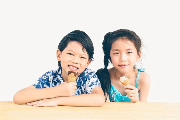 Aziatische Kinderen Eten Ijs — Stockfoto