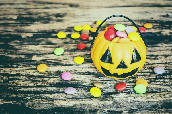 Baldes Rosto Abóbora Halloween Com Doces Coloridos Dentro Textura Madeira — Fotografia de Stock