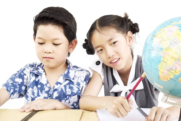 Asiático Niños Están Estudiando Globo Sobre Blanco Fondo — Foto de Stock