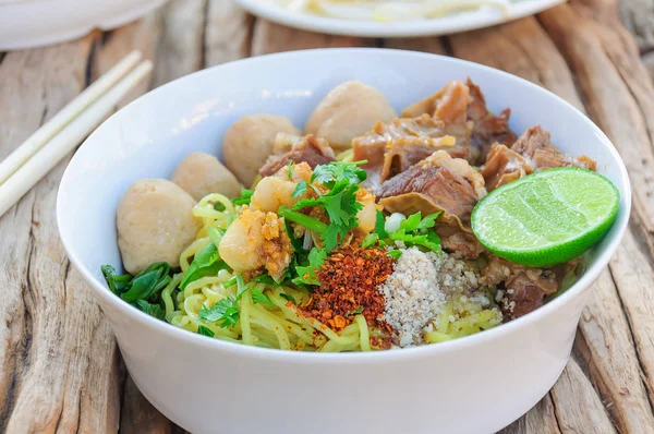 Thailändisch Chinesische Scharfe Nudeln Mit Gedämpftem Schweinefleisch Und Schweinebällchen Serviert — Stockfoto