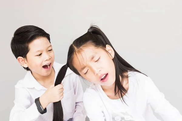 Adorável Asiático Casal Escola Crianças Brincando Juntos Anos Sobre Fundo — Fotografia de Stock