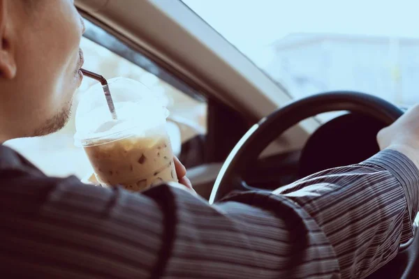 Человек Опасно Пьет Чашку Холодного Кофе Рулем Автомобиля — стоковое фото