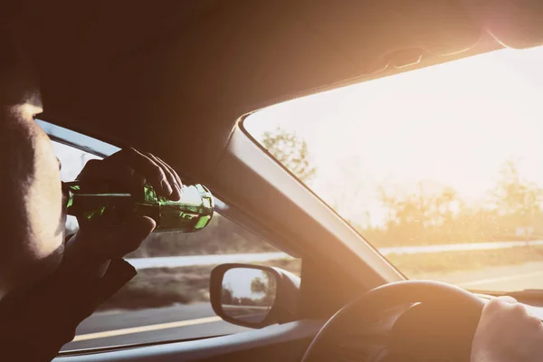 Hombre Bebiendo Cerveza Mientras Conduce Coche — Foto de Stock