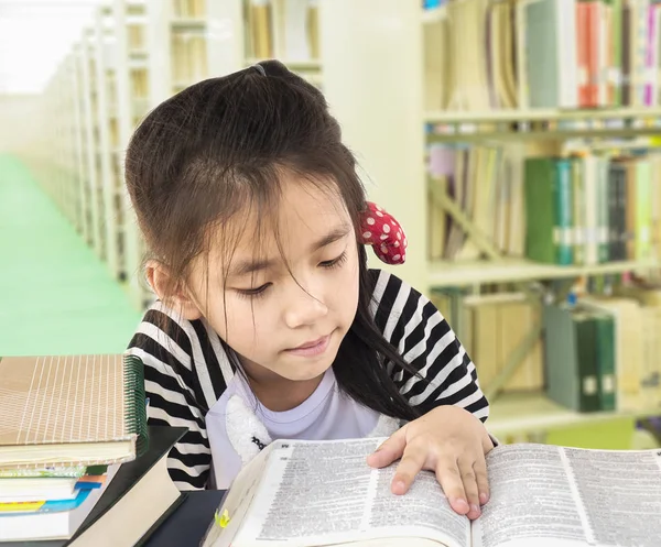 Asiatique Fille Lecture Livre Dans Bibliothèque — Photo