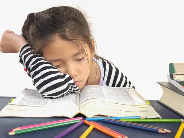Asyalı Çocuk Büyük Kitap Okurken Uyku — Stok fotoğraf