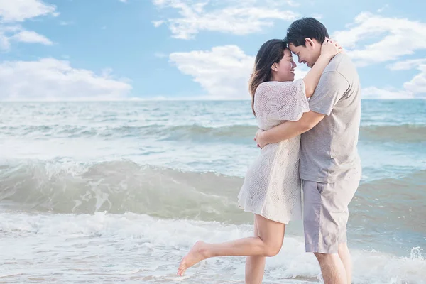 Pareja Asiática Playa — Foto de Stock