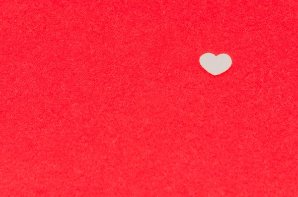Küçük Beyaz Kalp Şekli Kırmızı Zemin Üzerine — Stok fotoğraf