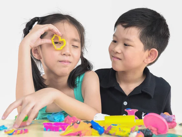 Selettivo Focalizzata Felice Asiatico Bambini Giocare Colorato Argilla Giocattoli — Foto Stock