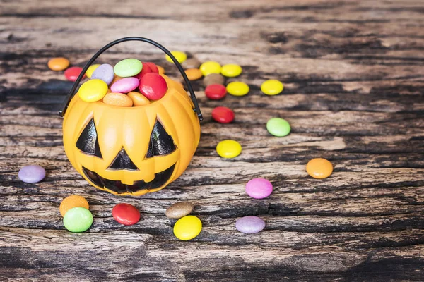 Baldes Rosto Abóbora Halloween Com Doces Coloridos Dentro Textura Madeira — Fotografia de Stock