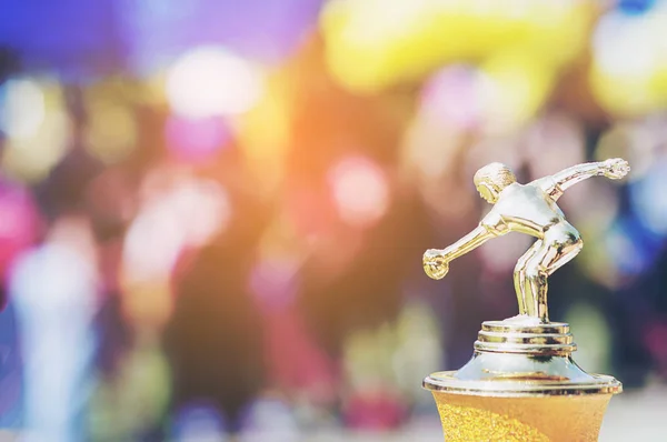 Troféu Esporte Sobre Borrão Pessoas Lotadas Festival Dia Esporte Escolar — Fotografia de Stock