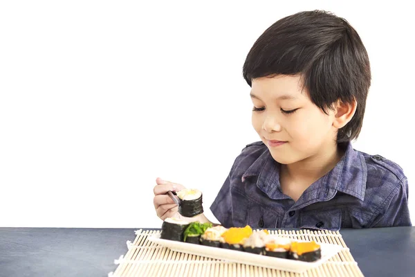 Asiático Lindo Menino Está Comendo Sushi Isolado Sobre Fundo Branco — Fotografia de Stock