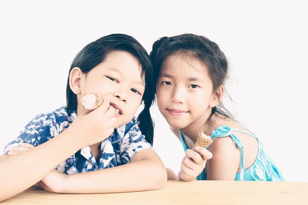 复古风格的照片亚洲孩子正在吃冰淇淋 — 图库照片