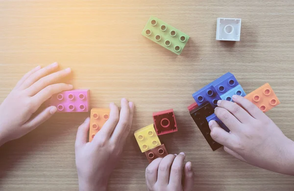 Děti Hrají Kusů Plastových Kreativní Stavební Bloky — Stock fotografie