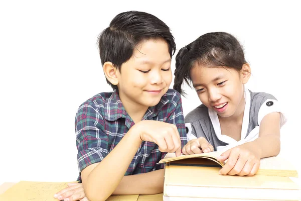 Çocuk Mutlu Birlikte Beyaz Arka Plan Üzerinde Izole Kitap Okuma — Stok fotoğraf
