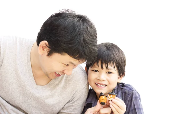 亚洲父亲玩万圣节粘土与儿子 — 图库照片