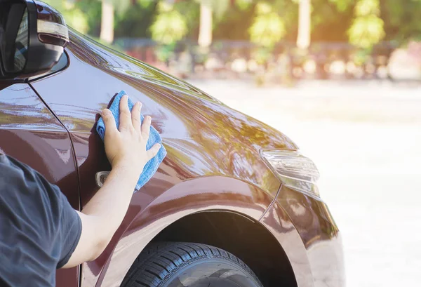 Die Hand Des Mannes Reinigt Und Wachst Das Auto — Stockfoto