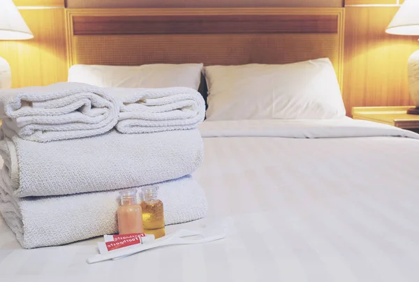 Ξενοδοχείο Πετσέτα Σαμπουάν Και Σαπούνι Μπουκάλι Στο Κρεβάτι White — Φωτογραφία Αρχείου