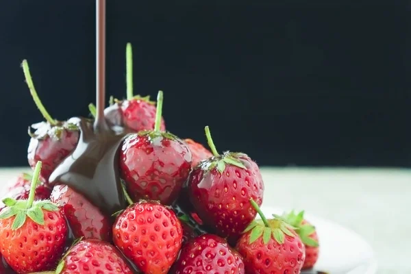 Verse Aardbeien Met Gieten Smelt Chocolade Zwarte Achtergrond — Stockfoto