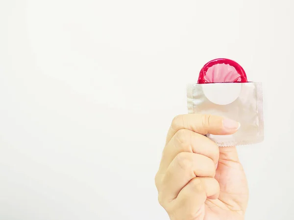 Dámské Ruce Ukazovat Červené Kondom Balíček Bílým Kopírovat Pozadí Vesmíru — Stock fotografie