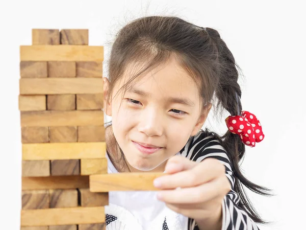 Asiatico Ragazza Giocare Jenga Legno Blocchi Torre Gioco Praticare Abilità — Foto Stock