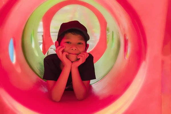 Лет Мальчик Красной Трубке Детской Площадке — стоковое фото