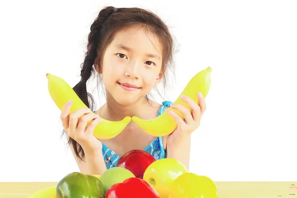 亚洲健康的女孩表现出快乐的表达与品种五颜六色的水果和蔬菜在白色背景 — 图库照片