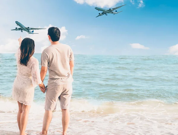 Asiatisches Paar Strand Schaut Sich Zwei Fliegende Flugzeuge — Stockfoto