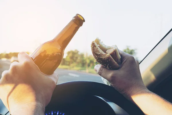 Человек Ест Хот Дог Пивом Время Вождения Автомобиля Опасно — стоковое фото
