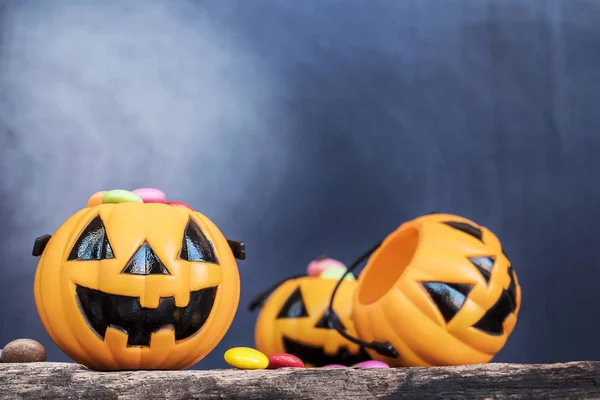 Baldes Rosto Abóbora Halloween Com Doces Coloridos Dentro Velha Prancha — Fotografia de Stock