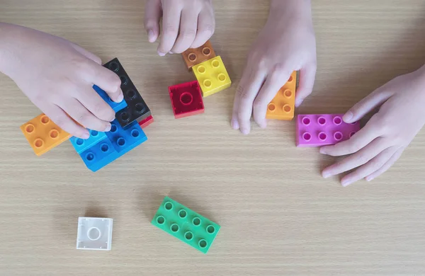 Niños Jugando Piezas Plástico Bloques Construcción Creativos — Foto de Stock