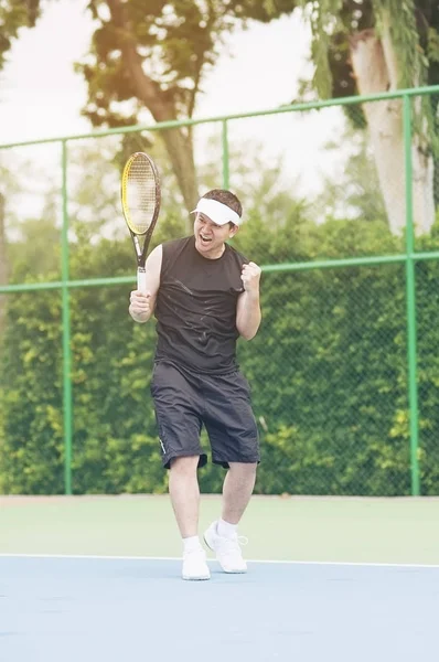 Теннисист Агрессивно Выражает Свою Победу — стоковое фото