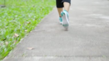 Egzersiz kavramı insanların yeşil bir park - sağlık spor