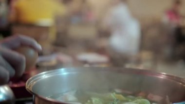 Suki yaki sıcak tencerede yemek insanlar