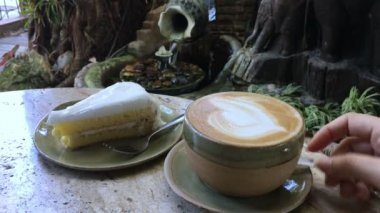 insanlar sıcak kahve Kupası ahşap masa üzerinde ilave edin.