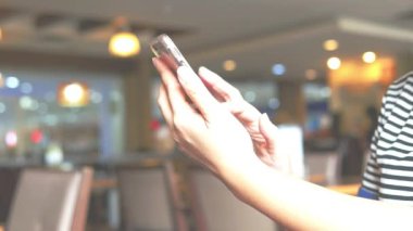 Bayan telefon beyaz kafede kahve içme kullanma