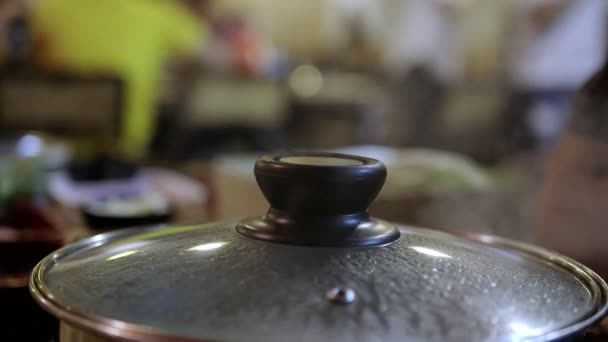 蒸気すき焼き鍋ふたを開き女性手のクローズ アップ — ストック動画