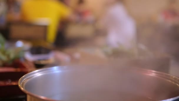 Ludzie Jedzenie Suki Yaki Hot Pot — Wideo stockowe