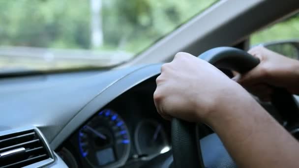 Close Van Een Man Die Rijden Auto Met Behulp Van — Stockvideo