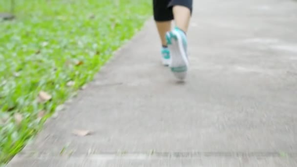 在绿色公园跑步的人 保健运动运动的概念 — 图库视频影像