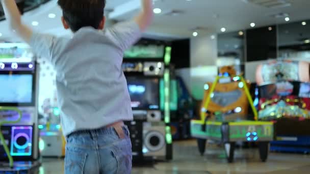 Copiii Fericiți Joace Joc Arcade Teren Jucărie Estompează Fundal Distracție — Videoclip de stoc