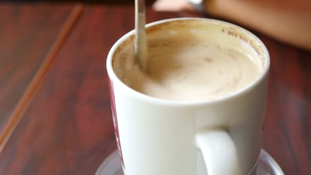 Mensen Roeren Warme Koffie Cup Houten Tafel — Stockvideo
