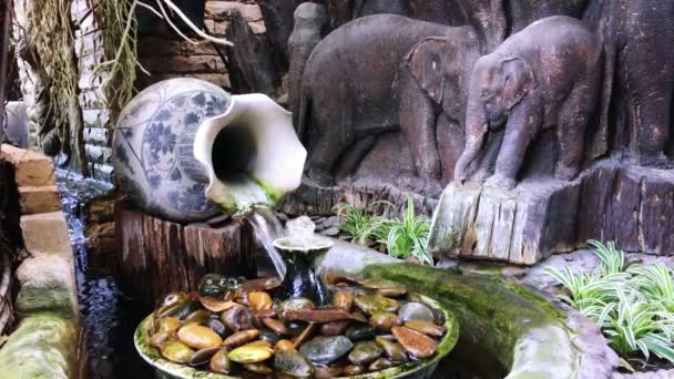 Canto Lagoa Decoração Livre Área Relaxamento Com Pequena Cachoeira Fonte — Vídeo de Stock