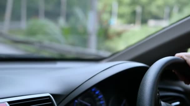 Close Van Een Man Die Rijden Auto Met Behulp Van — Stockvideo