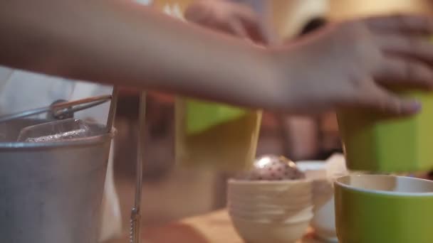 Niño Prepararse Para Servir Agua Con Piedra Hielo Para Comida — Vídeo de stock