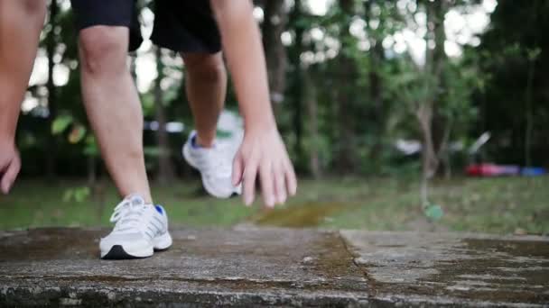 Mannen Träningspass Grön Park Utomhus Vård Motion Sport Koncept — Stockvideo