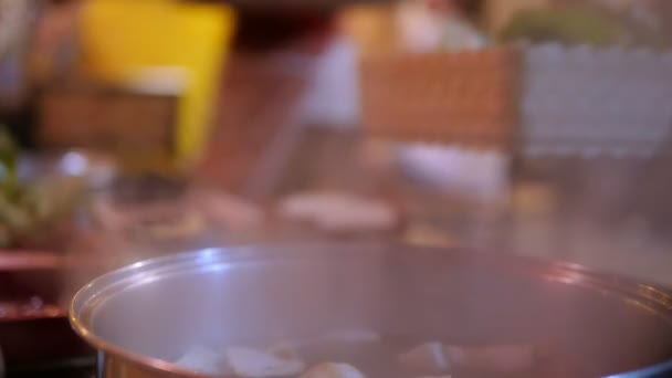 Ανθρώπους Που Τρώνε Θαλασσινό Αγέρι Ζεστό Γλάστρα — Αρχείο Βίντεο